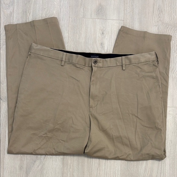 🔥BUNDLESALE Mens 42/30 Dockers Relaxed Fit Tan Chinos Flat Front Classic - Picture 1 of 6